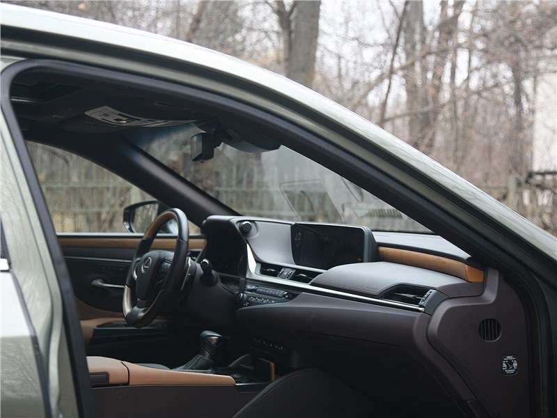 Фото Lexus ES - В салоне присутствуют интересные комбинации материалов и оттенков