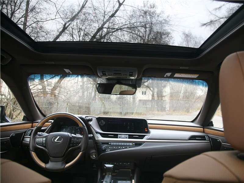 Фото Lexus ES - Центральная консоль- минималистична