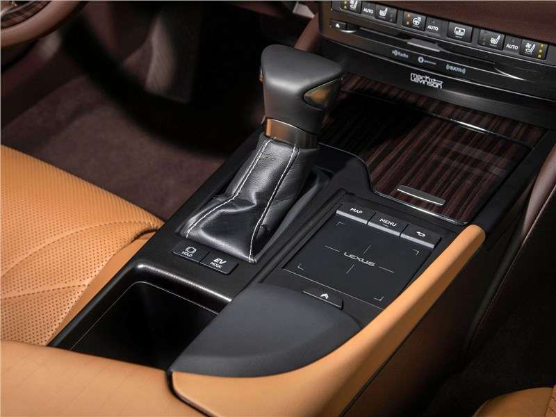 Фото Lexus ES - Взаимодействие с мультимедией – через сенсорную панель