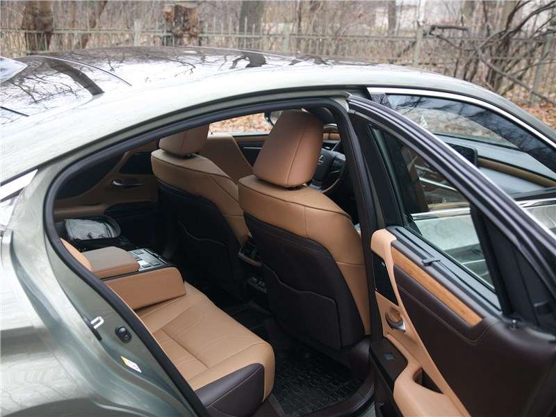 Фото Lexus ES - Сзади -практически рекорд по свободному пространству