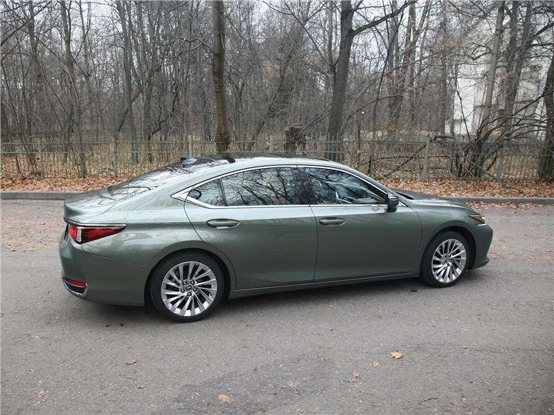 Фото Lexus ES - Lexus ES (2019) вид сзади сбоку