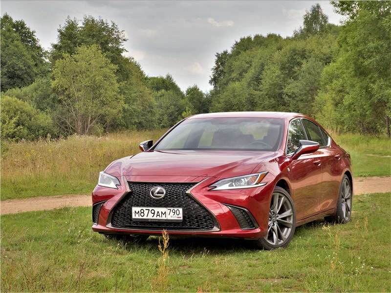 Фото Lexus ES - Lexus ES (2019) вид спереди