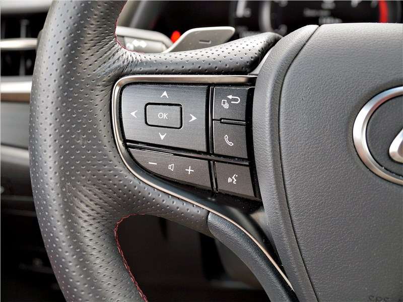 Фото Lexus ES - Интересно, что функциональные клавиши на руле подсвечиваются и в темноте отлично видны