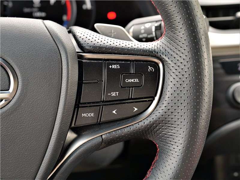 Фото Lexus ES - Круиз-контроль, конечно, есть, но пока не адаптивный. Ждём обновления
