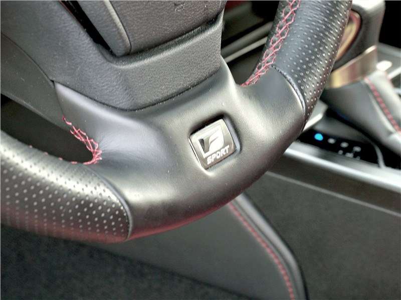 Фото Lexus ES - Руль версии F Sport украшен эффектной вставкой