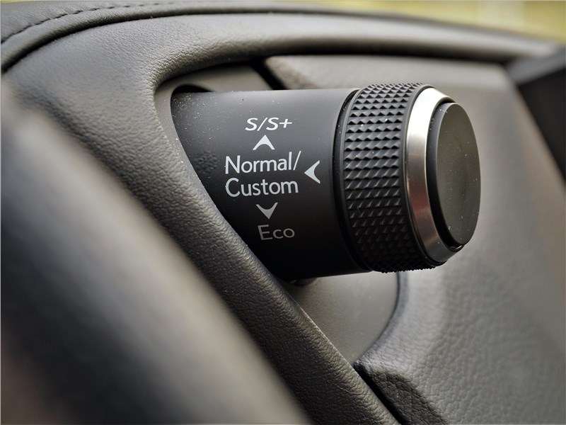 Фото Lexus ES - Повернешь на себя — получишь режимы ECO и Custom, от себя — попадешь в режимы Sport S и Sport S+. Нажатие кнопки в торце возвращает в режим Normal