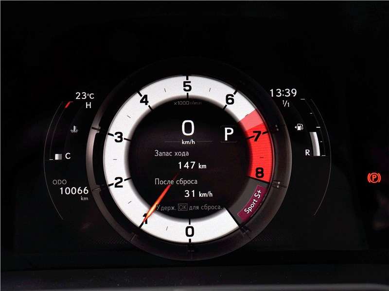 Фото Lexus ES - ...и в режиме Sport S+. Независимо от режима, при разгоне до 120 км/ч шкала тахометра становится оранжевой