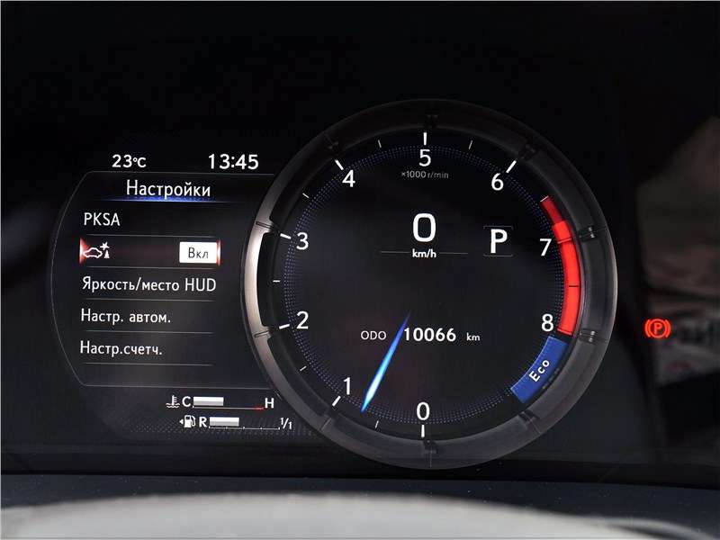 Фото Lexus ES - Как и в купе RC, круг со шкалой тахометра механически двигается в сторону, и «приборка» расширяется. Однако информации на ней все равно как-то маловато