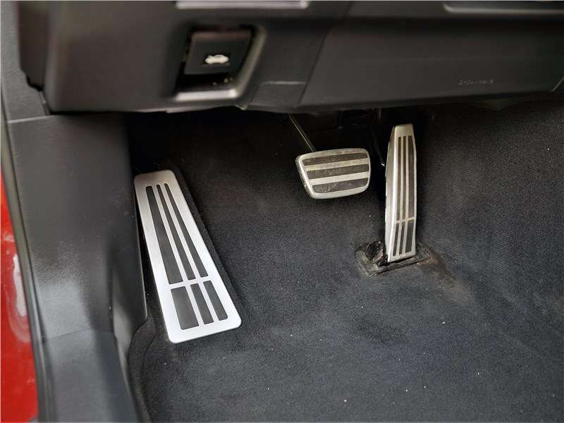 Фото Lexus ES - Напольная педаль «газа» — это по-спортивному. Вообще, эргономика в Lexus ES на высоте, но площадка для отдыха левой ноги расположена далековато 