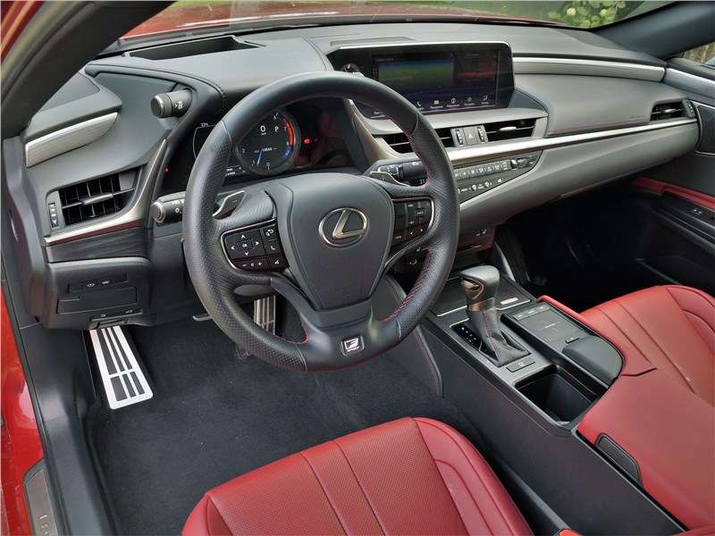 Фото Lexus ES - Покупателям ES доступны также виды отделки в бежевых и коричневых тонах. Модификация F Sport предлагает строгое сочетание красного и черного