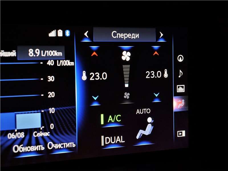 Фото Lexus ES - Экран разделен на две независимые части, информацию на которых вы можете отображать по своему желанию. Например, вывести на правую часть настройки «климата»