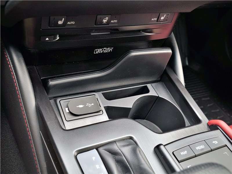 Фото Lexus ES - Под крышкой на туннеле пола обнаруживаются гнезда USB. А где же 12-вольтовая розетка? На ходу я сумел нащупать ее только сзади
