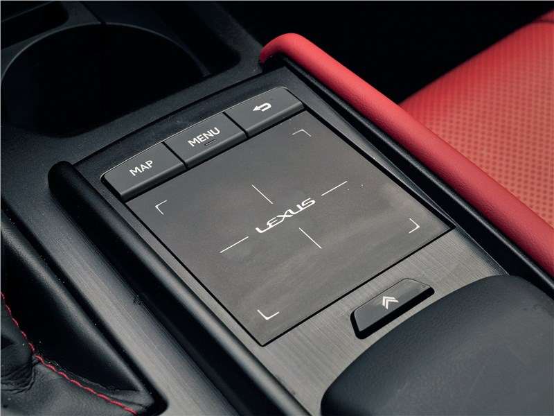 Фото Lexus ES - Управление мультимедиасистемой при помощи тачпада — решение, вызывающее много споров. Но одно его преимущество очевидно: экран системы всегда чист