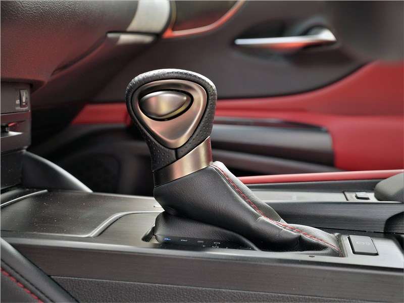 Фото Lexus ES - Миниатюрный селектор автомата отлично ложится в руку. В ручном режиме коробки я пользовался им чаще, чем подрулевыми лепестками 
