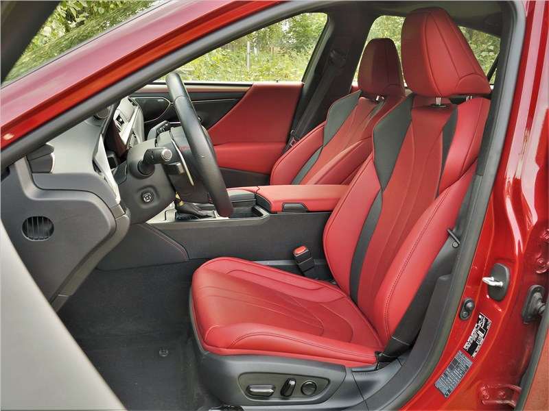 Фото Lexus ES - Кресла выглядят красивыми, однако истинно спортивной посадкой не балуют. Но плечи прилегают к спинке, а подголовник к затылку, это плюсы