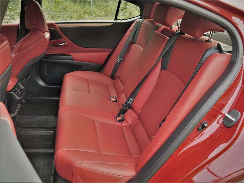Фото Lexus ES - Просторно? Хочется присесть и расслабиться? Да — но места для ног при посадке за мной будет, что называется, впритык: всего около 22 см