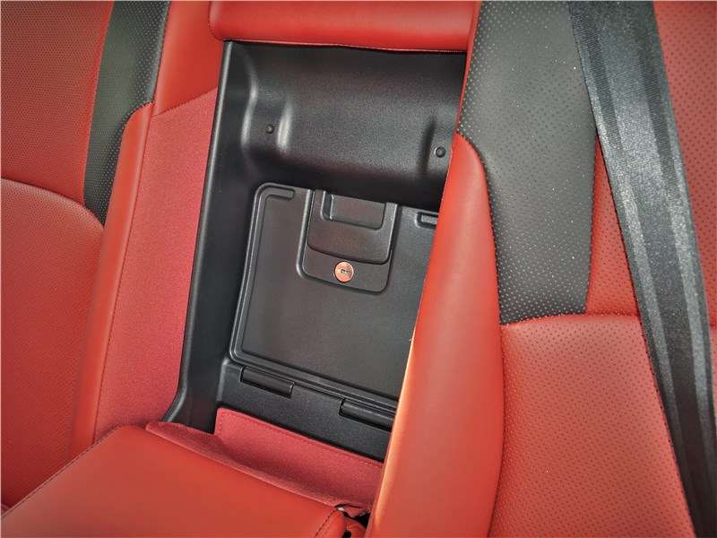 Фото Lexus ES - Примечательно, что лючок со стороны салона можно запереть на ключ! Зачем? В него не только человек — кошка-то с трудом пролезет