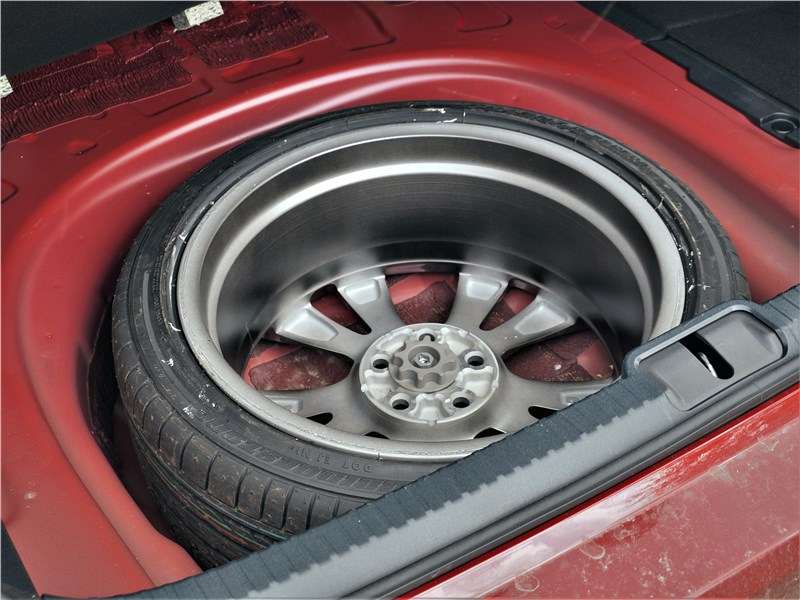 Фото Lexus ES - ...под которой расположено полноразмерное запасное колесо на литом диске. Колесо уже использовалось, значит, не зря оно тут находится