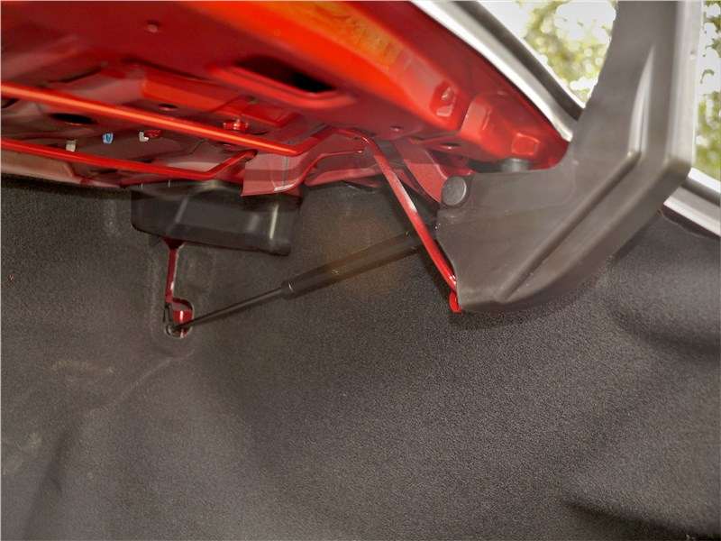Фото Lexus ES - Крышка багажника не имеет электропривода, однако усилие амортизатора подобрано таким образом, что крышка поднимается плавно, а не подскакивает, как при пружинах