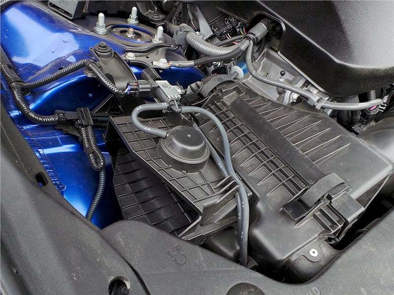 Фото Lexus GS F - Воздухозаборник двигателя и корпус воздушного фильтра расположены в моторном отсеке с правой стороны,…