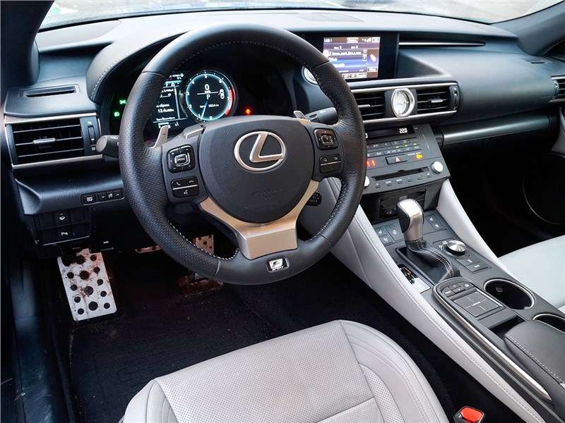 Фото Lexus RC F Sport - Водительский «кокпит» купе Lexus RC 350 в версии F-Sport