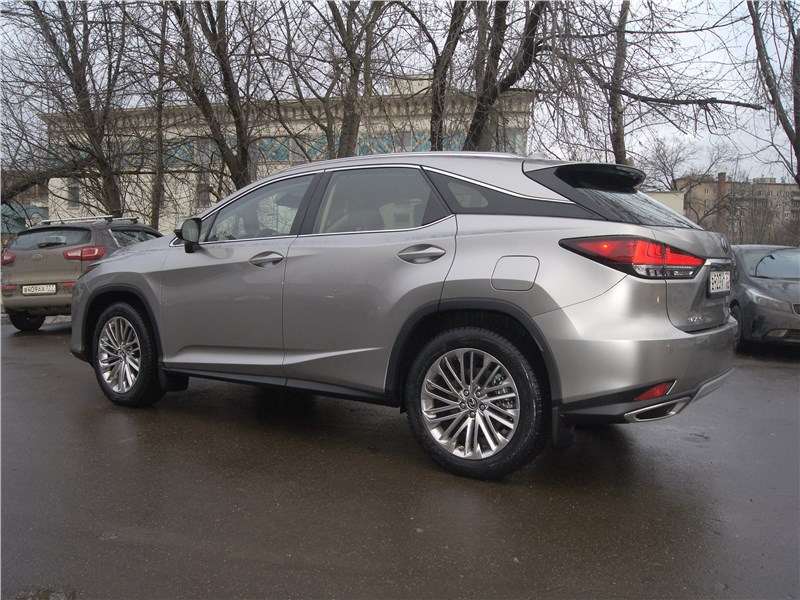 Фото Lexus RX - Адаптивную подвеску AVS хочется похвалить, лишь самые острые неровности портят впечатление 