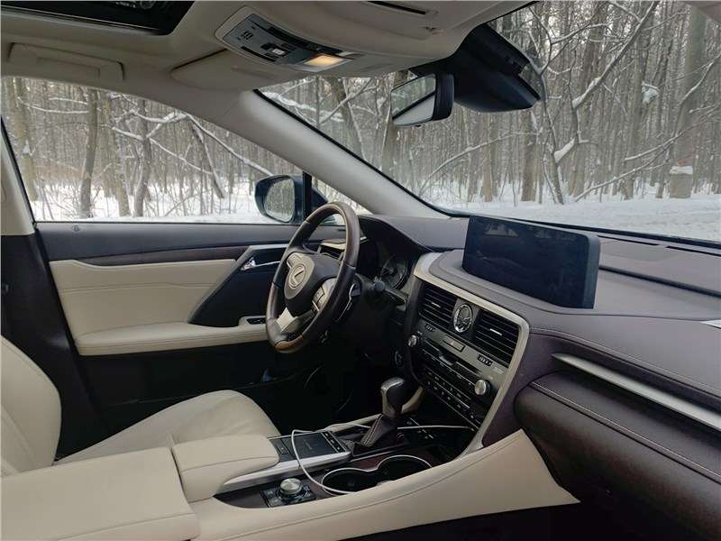 Фото Lexus RX - Салон встречает приятно гармонией темных и светлый оттенков – выглядит интересно