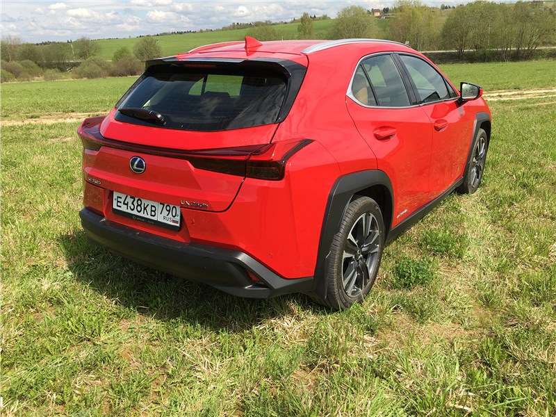 Фото Lexus UX - Задняя оптика, соединенная цветовой перемычкой, особенно эффектно смотрится в темноте
