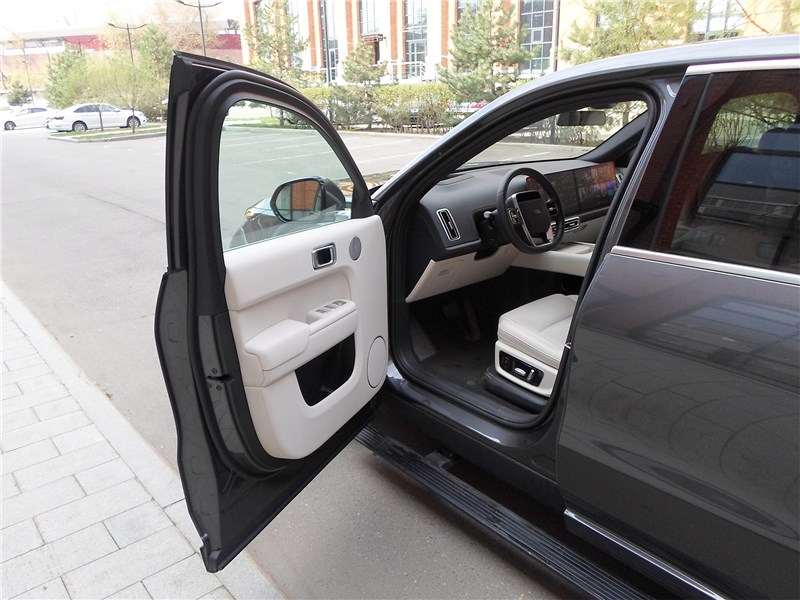 Фото Li L9 - Дизайн интерьера напоминает о Range Rover