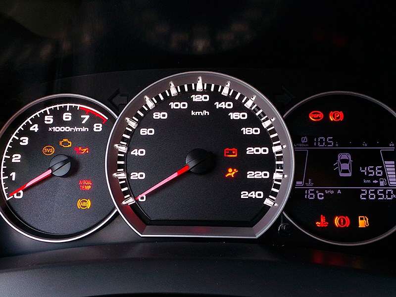Фото LIFAN Cebrium - Основные приборы в комбинации чересчур яркие, а вот экранчик борткомпьютера чуть «подслеповат»