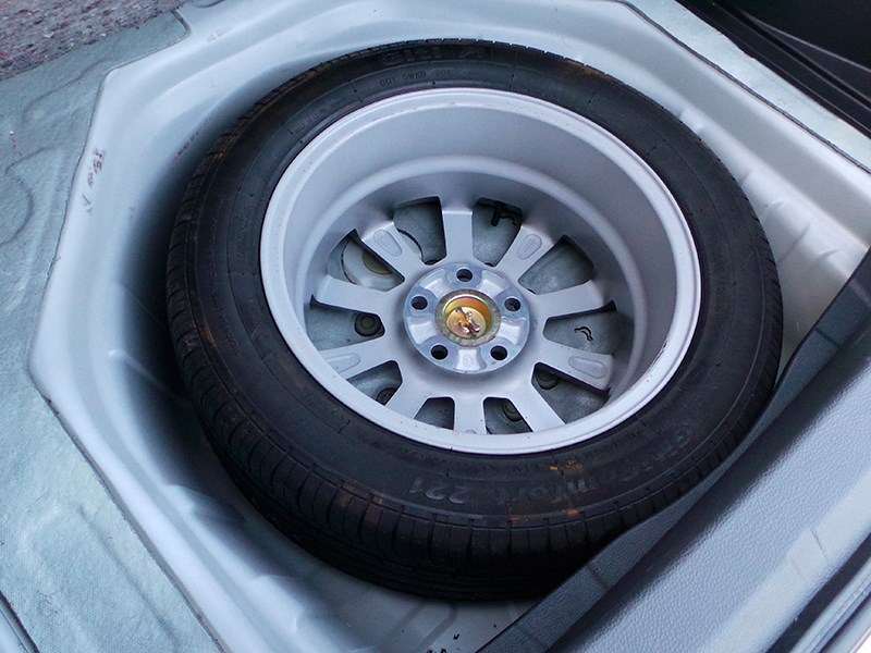 Фото LIFAN Cebrium - Под фальшполом багажника – полноразмерное запасное колесо на легкосплавном диске