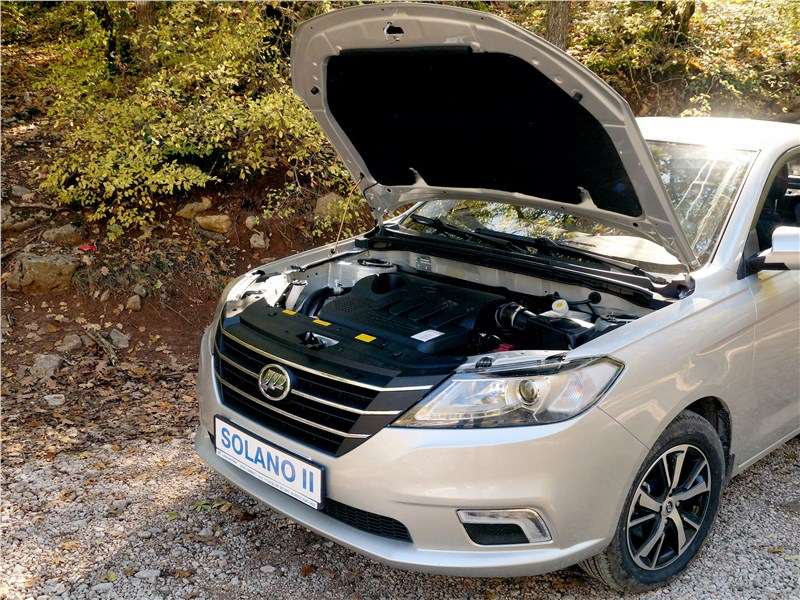 Фото LIFAN Solano - Капот с шумоизоляцией и крышка двигателя играют положительную роль: мотор в салоне почти не слышен