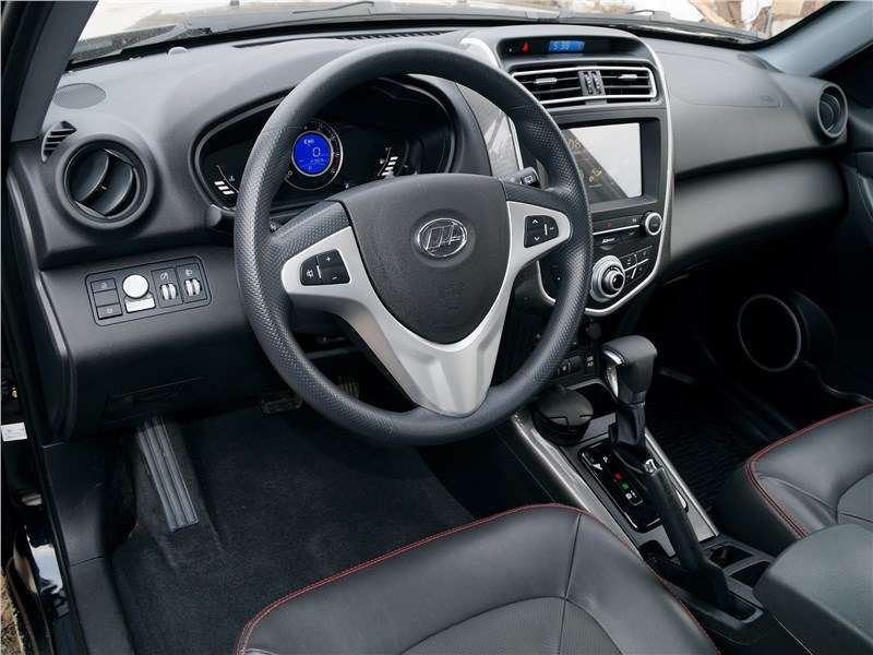 Фото LIFAN X60 - Сборка аккуратная, эргономика на хорошем уровне, «фенольного» запаха практически не чувствуется