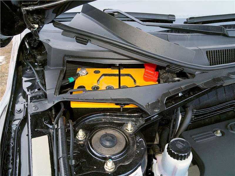 Фото LIFAN X60 - Аккумулятор спрятан под пластмассовой накладкой. «Прикуривать» удобно, извлекать батарею – нет