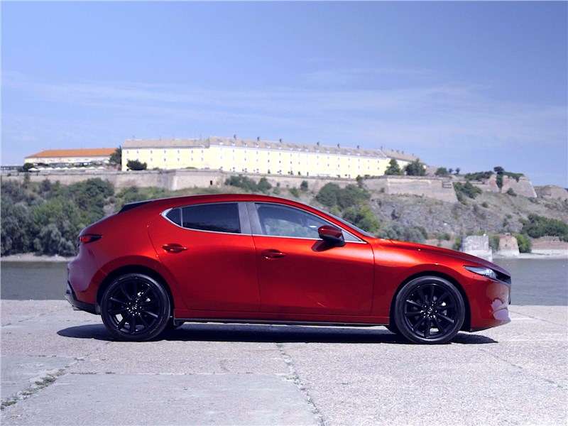 Фото Mazda 3 - Mazda 3 2019 вид сбоку