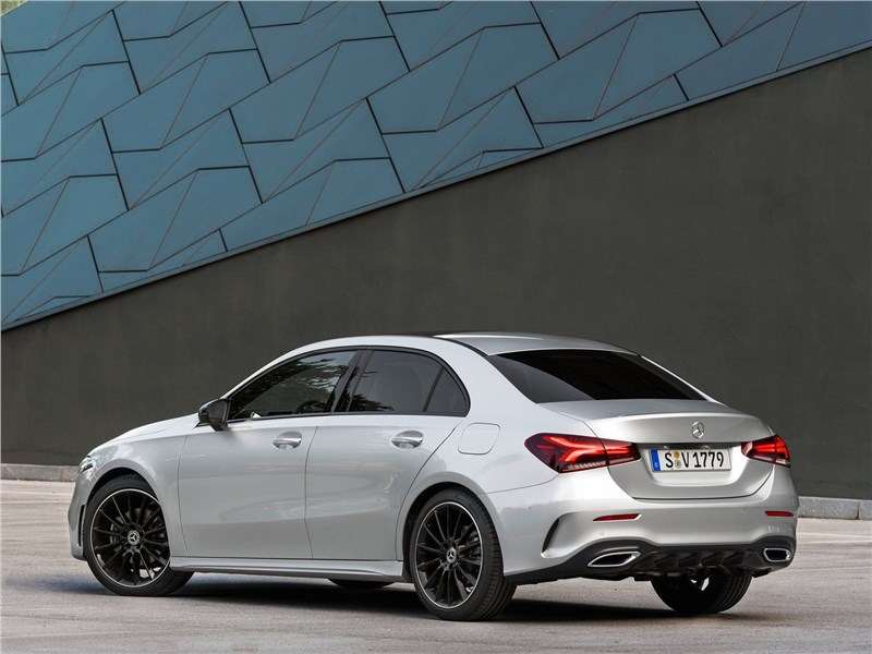 Фото Mercedes-Benz A-Class - Mercedes-Benz A-Class 2019 вид сзади сбоку