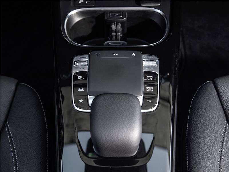 Фото Mercedes-Benz A-Class - Тачпад на центральном тоннеле требует нежных прикосновений