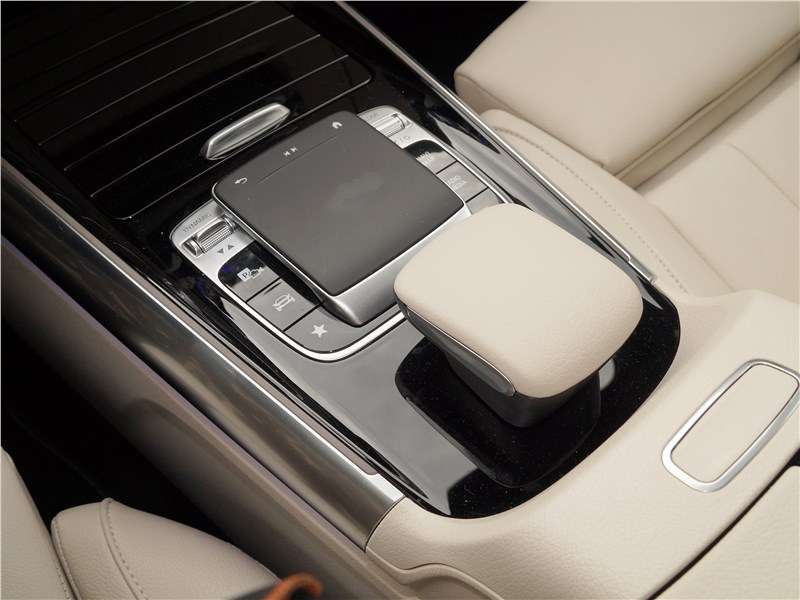 Фото Mercedes-Benz B-Class - Тачпад на центральном туннеле — спорный элемент. Однако в этой модели он работает отлично. «Грибок» перед ним — удобная опора для правой руки водителя