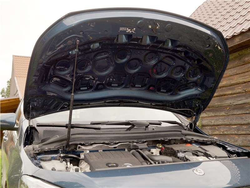 Фото Mercedes-Benz B-Class - Странно, но капот изнутри не имеет шумоизолирующего мата. Хотя крепления для него предусмотрены