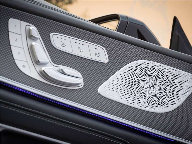 Фото Mercedes-Benz CLS-Class - Пульты управления настройками кресел по старой мерседесовский традиции тут вынесены на дверные панели