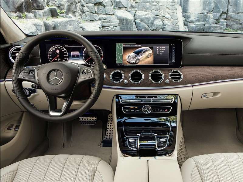 Фото Mercedes-Benz E-Class All-Terrain - Для салона предлагается несколько вариантов сидений, три версии приборной панели и самые разнообразные отделочные материалы