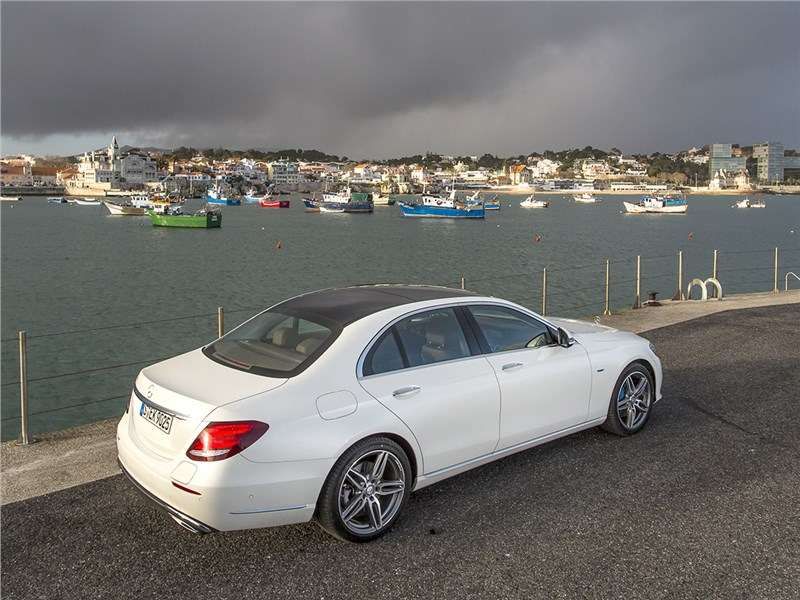 Фото Mercedes-Benz E-Class - Новый E-Class меняет представление о том, как должен ехать автомобиль Mercedes Benz