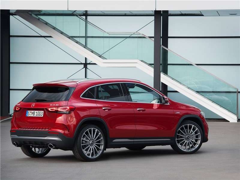Фото Mercedes-Benz GLA-Class AMG - Mercedes-Benz GLA35 AMG 2021 вид сзади сбоку