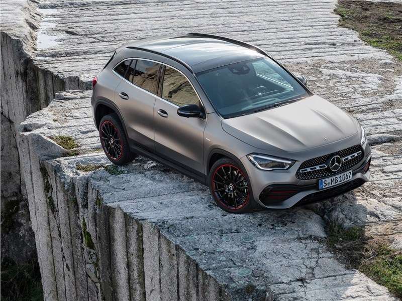 Фото Mercedes-Benz GLA-Class - Mercedes-Benz GLA 2021 вид спереди сверху