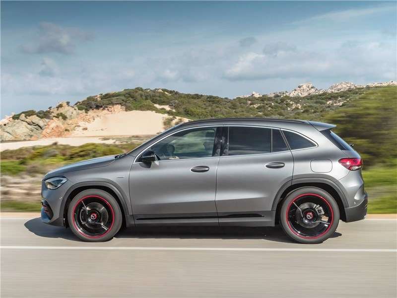 Фото Mercedes-Benz GLA-Class - Mercedes-Benz GLA 2021 вид сбоку