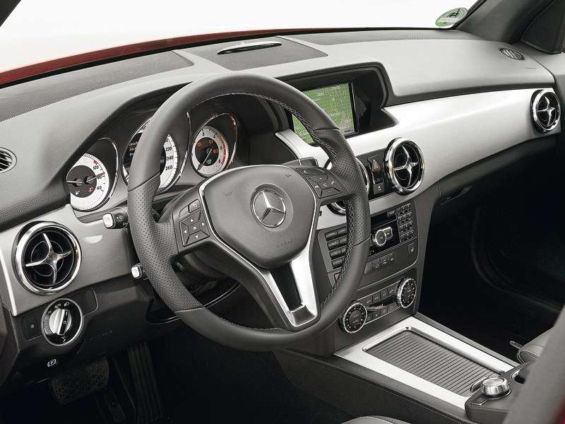 Фото Mercedes-Benz GLK-Class - Перемещение селектора АКП с тоннеля на рулевую колонку – главная примета рестайлинга