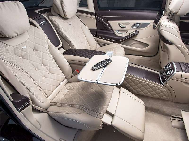 Фото Mercedes-Benz S-Class Maybach - Мягкие подушечки можно заказать не только на подголовники, но и на выдвижные подставки для ног, а также на центральный подлокотник