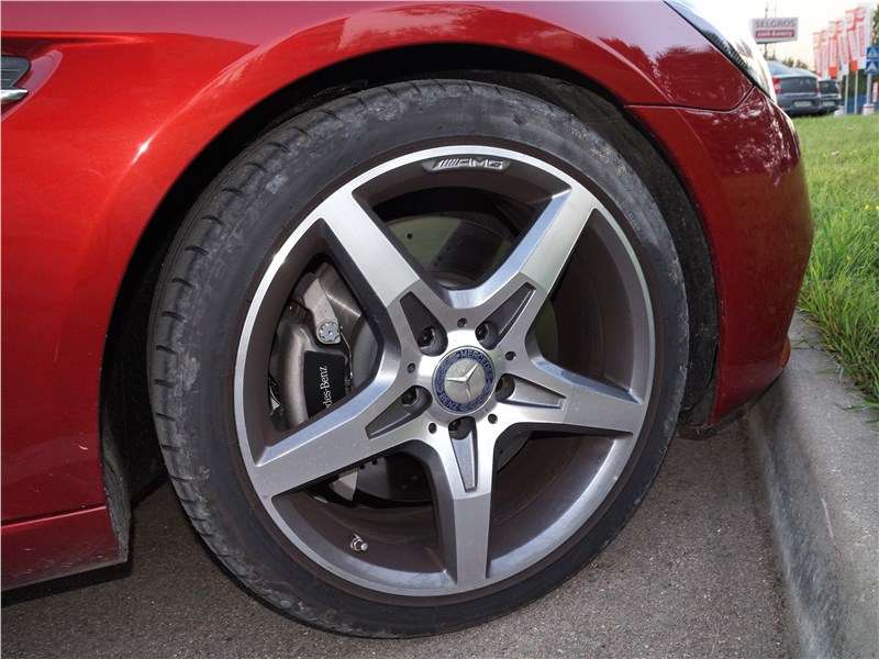 Фото Mercedes-Benz SLC - Просвет под «губой» переднего бампера у Mercedes SLC 200 составляет всего 170 мм – опасайтесь высоких бордюров!
