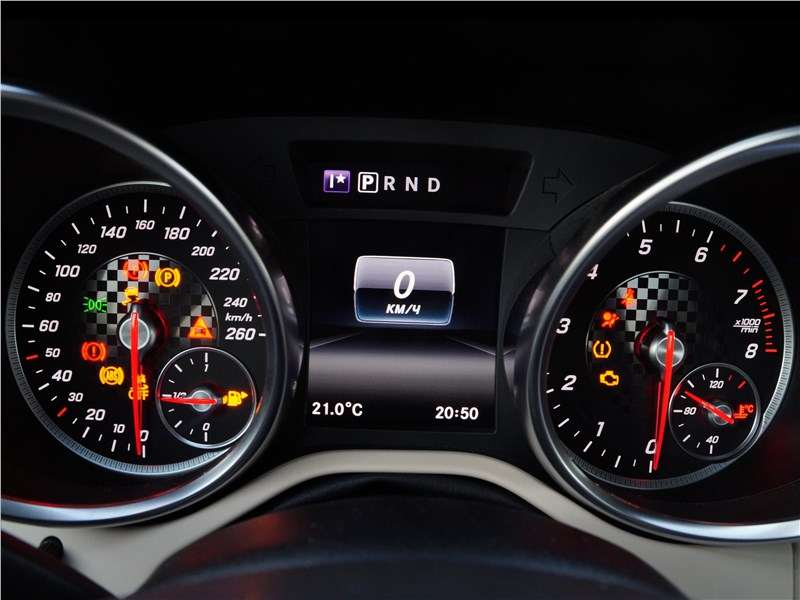 Фото Mercedes-Benz SLC - Шкалы приборов в шашечку настраивают водителя на спортивный лад
