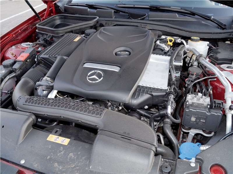 Фото Mercedes-Benz SLC - 2,0-литровый компрессорный бензиновый двигатель SLC 200 выдает всего 184 л. с. Но при движении создается ощущение, что «лошадок» здесь значительно больше